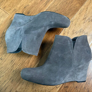 Born Taupe Suede Wedge Ankle Boots Women’s Sz 8.5M Slip-On Crown Logo Ankle Boot